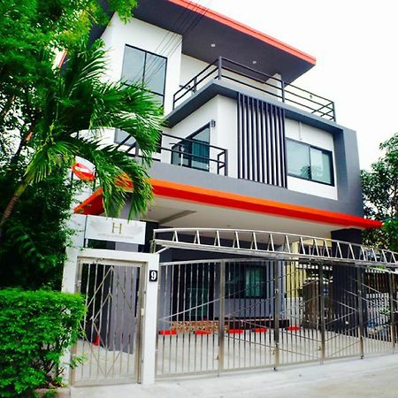 4 Bedroom House At Skytrain Bangkok Exterior photo